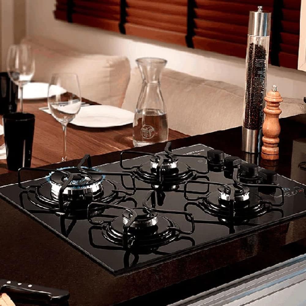 Cooktop Brastemp 4 bocas instalado em cozinha moderna com bancada e utensílios
