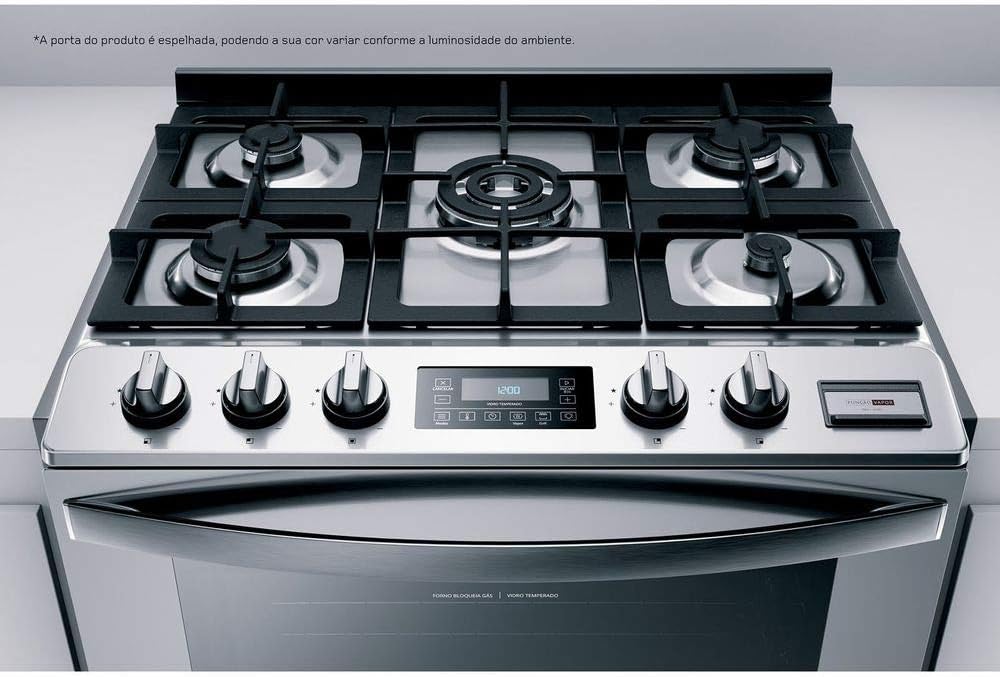 Detalhe do topo do fogão Brastemp 5 bocas inox com painel digital e botões frontais