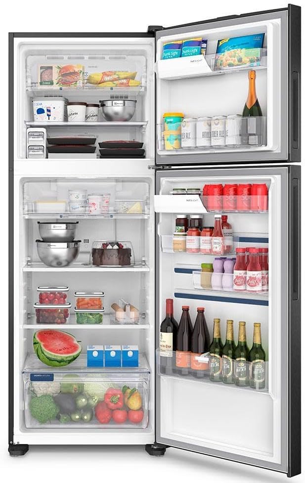 Interior da geladeira Electrolux Duplex com freezer e refrigerador abertos e alimentos organizados