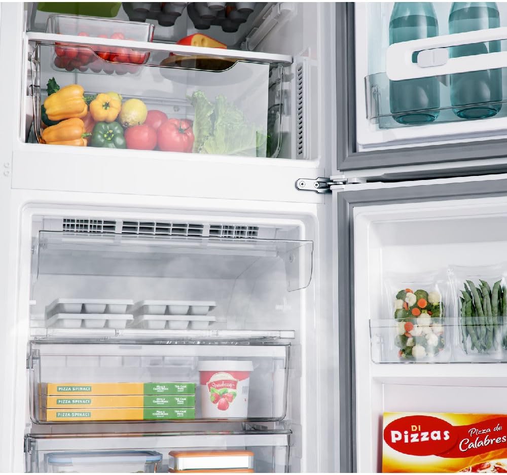 Detalhe do congelador inferior da geladeira Consul Frost Free Duplex com alimentos armazenados.