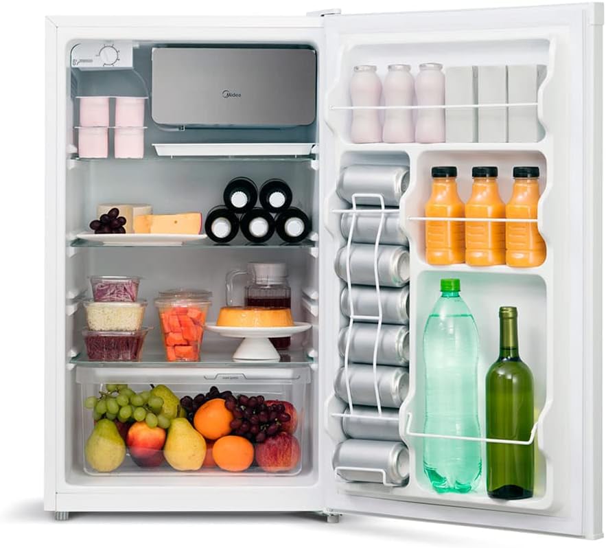 Interior de frigobar branco Midea 124L aberto com bebidas e alimentos