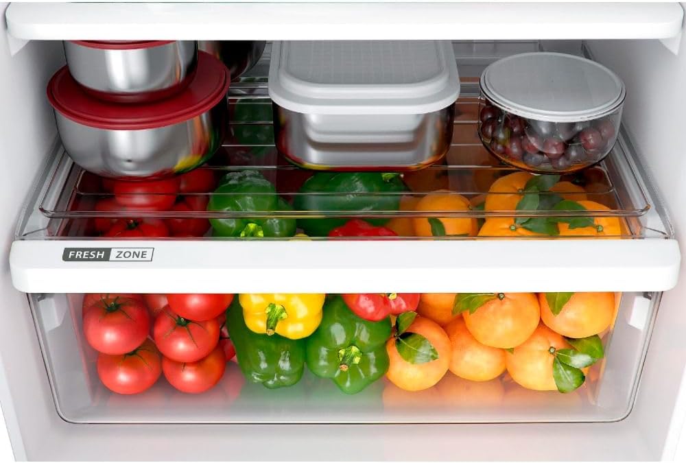 Gaveta Fresh Zone da geladeira Brastemp com pimentões e tomates frescos e recipientes metálicos