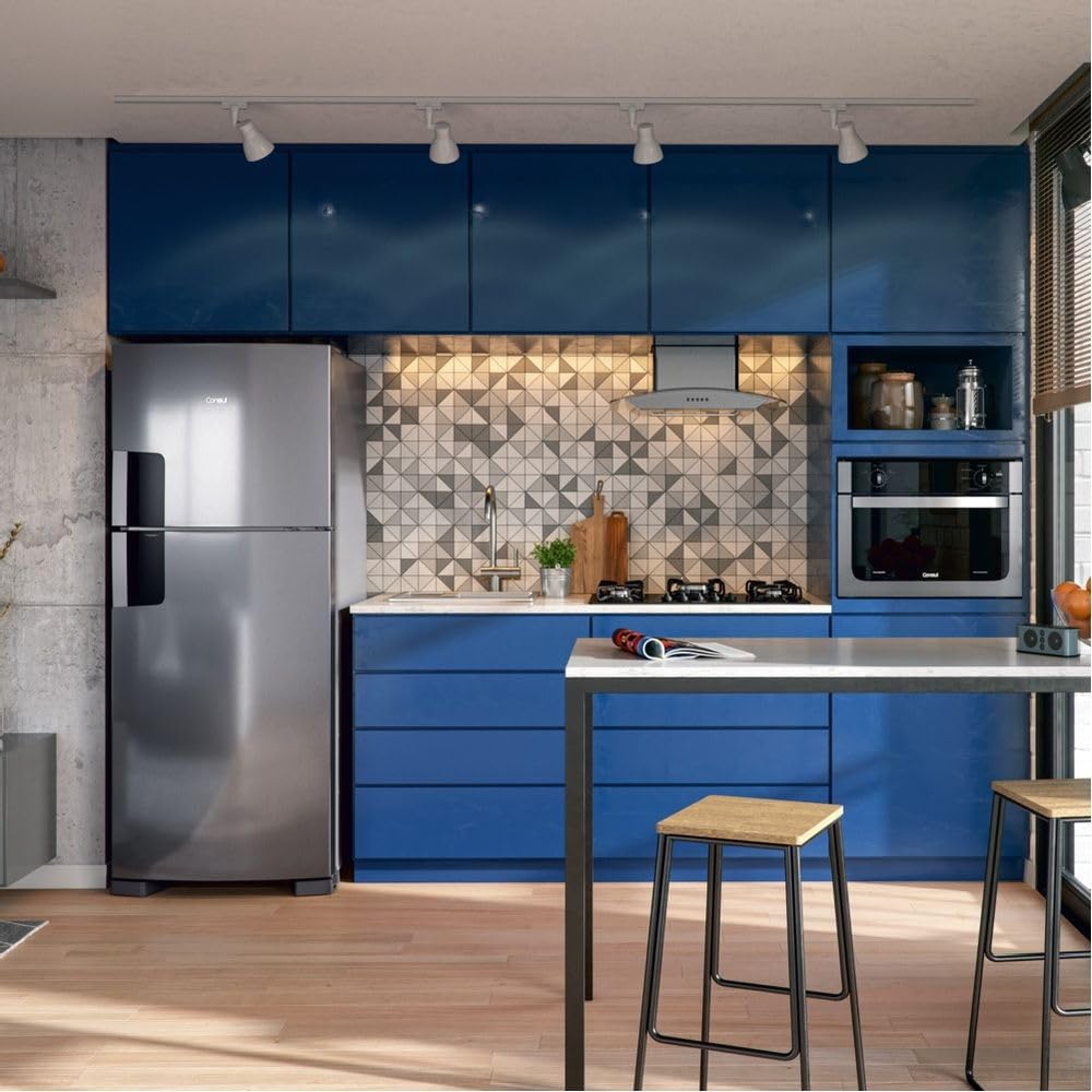 Cozinha moderna com armários azuis e refrigerador Consul Frost Free Duplex inox 451 litros