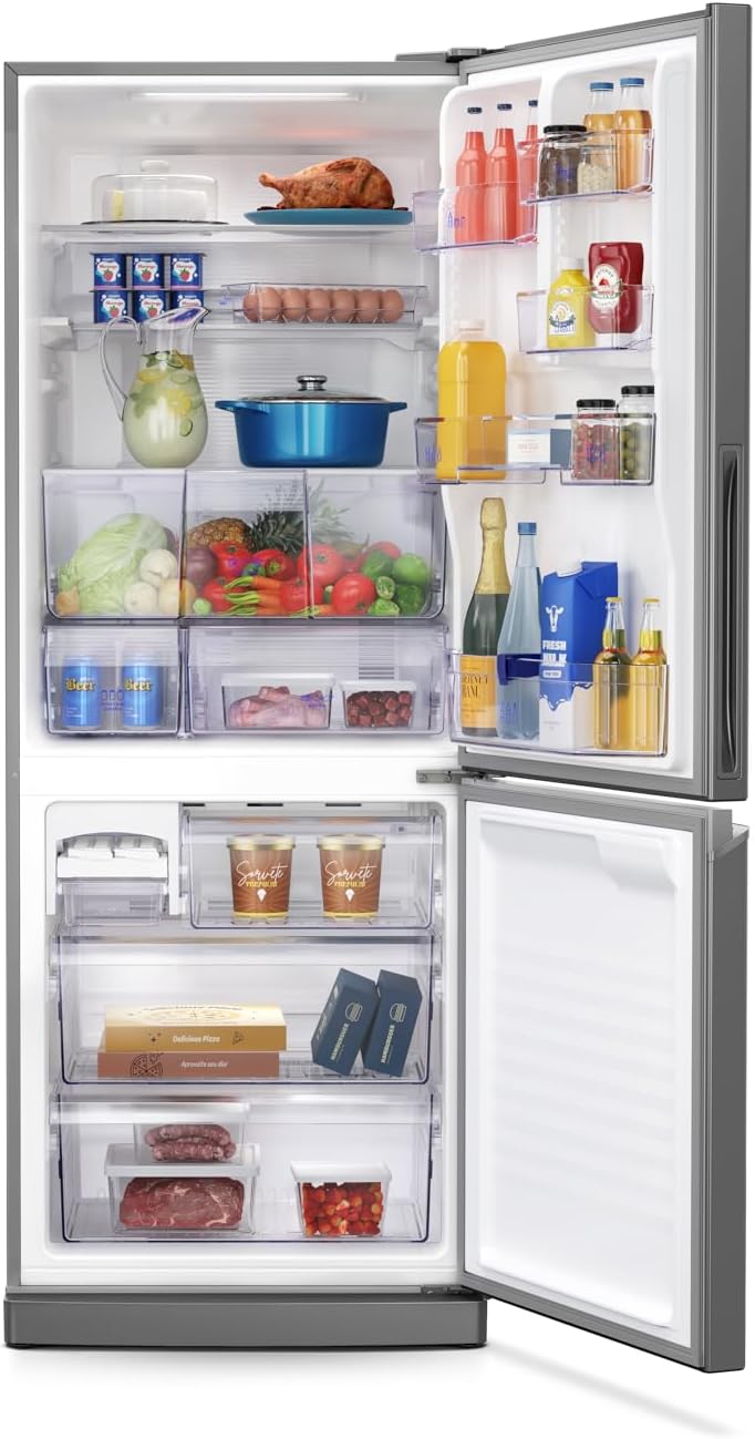 Geladeira Panasonic BB64 aço escovado com portas abertas exibindo interior completo com alimentos