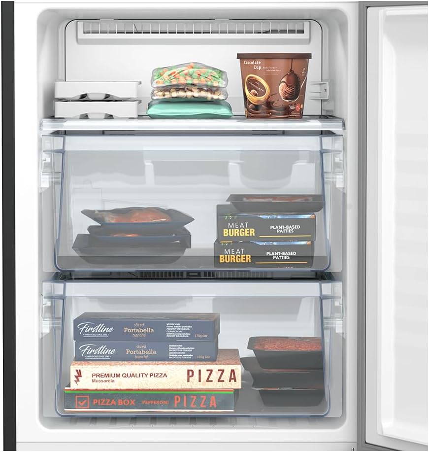 Interior do freezer geladeira Panasonic vidro preto com alimentos congelados organizados