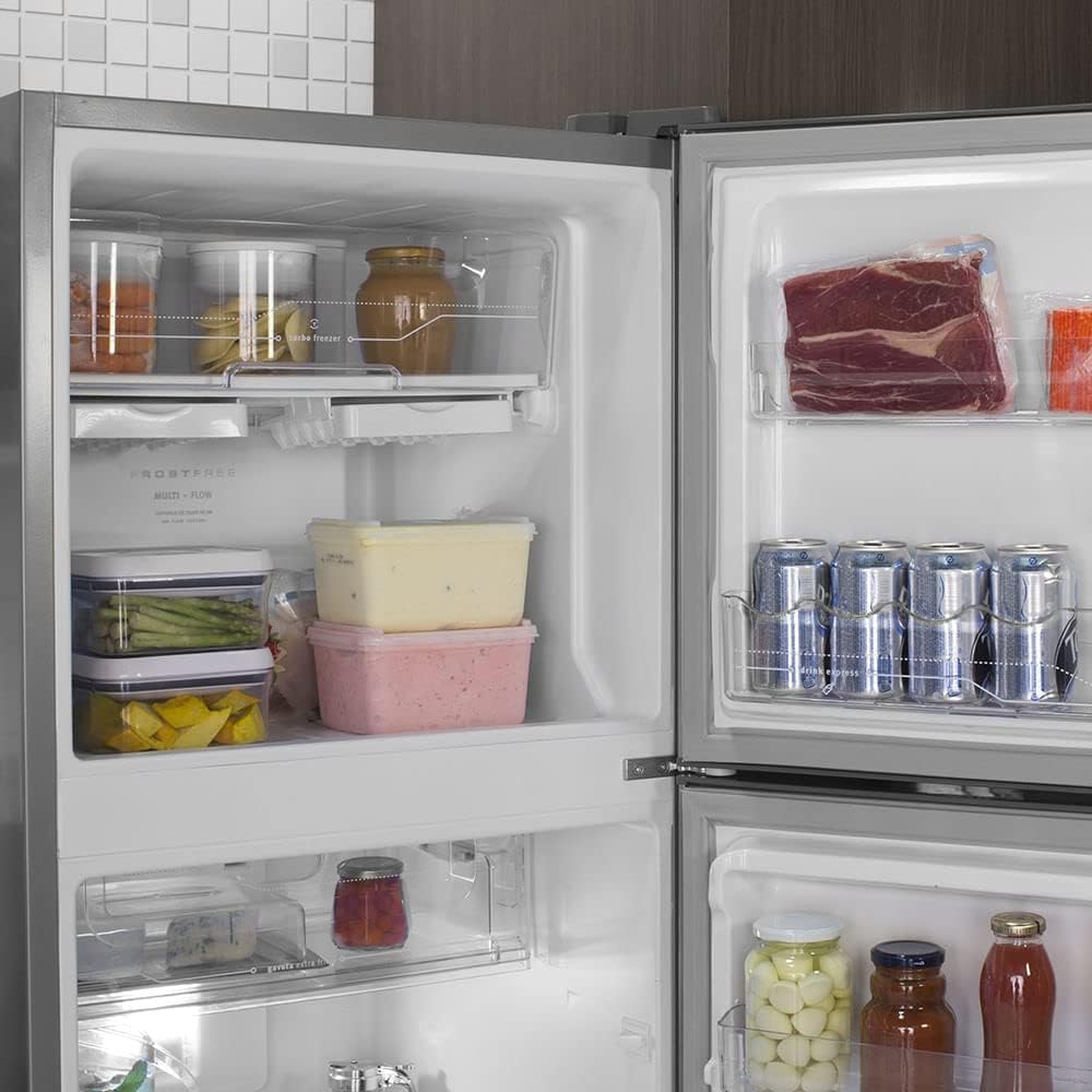 Interior refrigerador Electrolux 371L Frost Free 2 portas branco com alimentos
