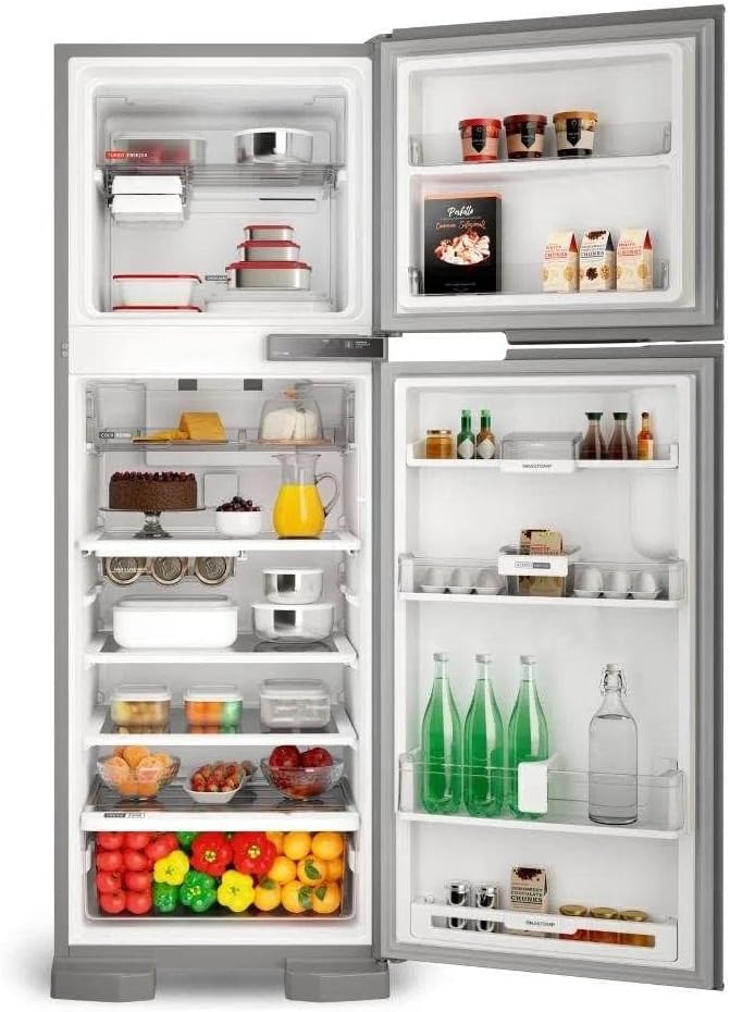 Interior da geladeira Brastemp Duplex inox com alimentos organizados nas prateleiras