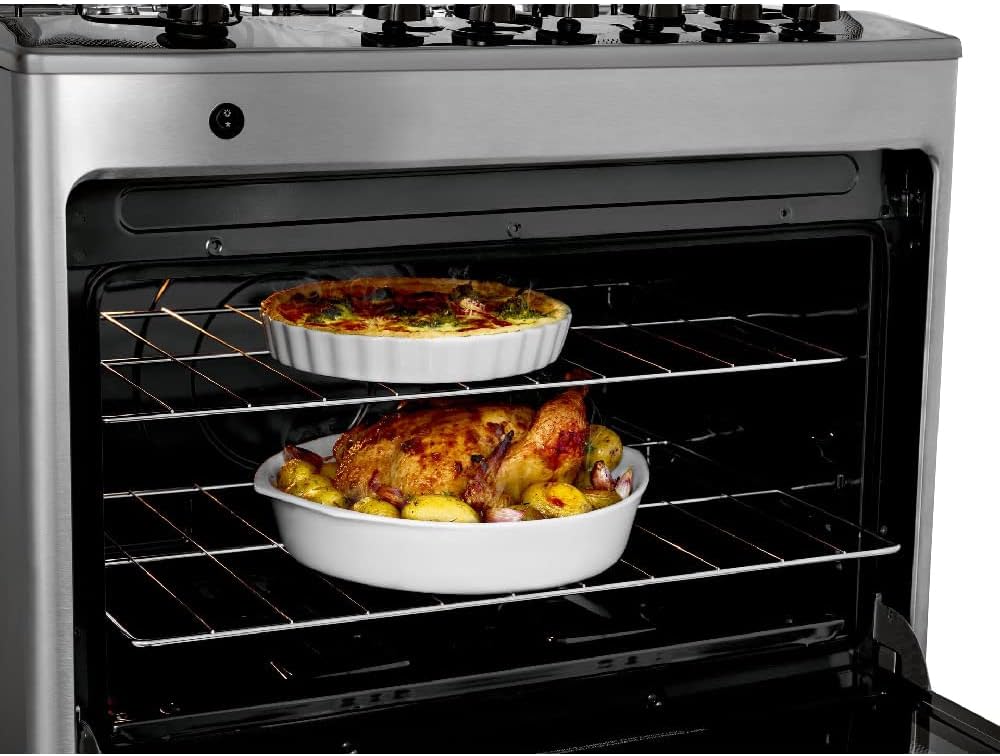 Fogão Consul inox 6 bocas com forno aberto e alimentos assando dentro