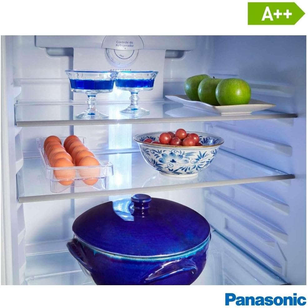 Interior da geladeira Panasonic com prateleiras e alimentos variados e selo A++