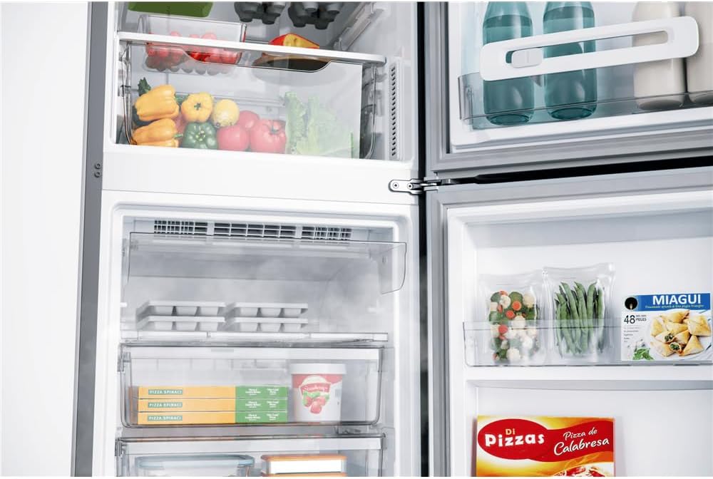 Detalhe do freezer da Geladeira Consul Frost Free Duplex 397 litros Evox com alimentos congelados