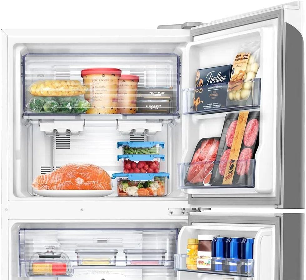Parte interna do freezer do refrigerador Panasonic frost free aberto mostrando alimentos organizados.