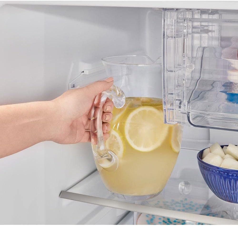 Interior da geladeira Panasonic com jarra de limonada e prateleira de vidro