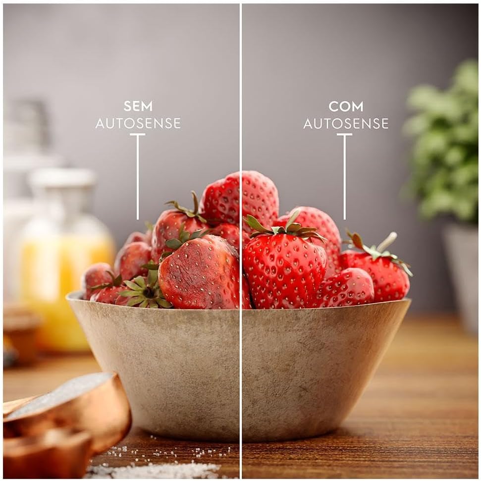 Comparação de morangos mostrando efeito da tecnologia AutoSense na conservação de alimentos