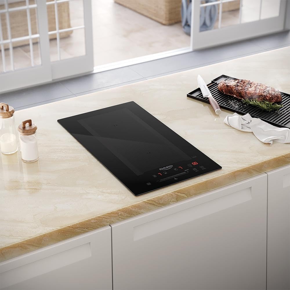 Cooktop de Indução Dako 2 bocas preto instalado em bancada clara com grelha e carne