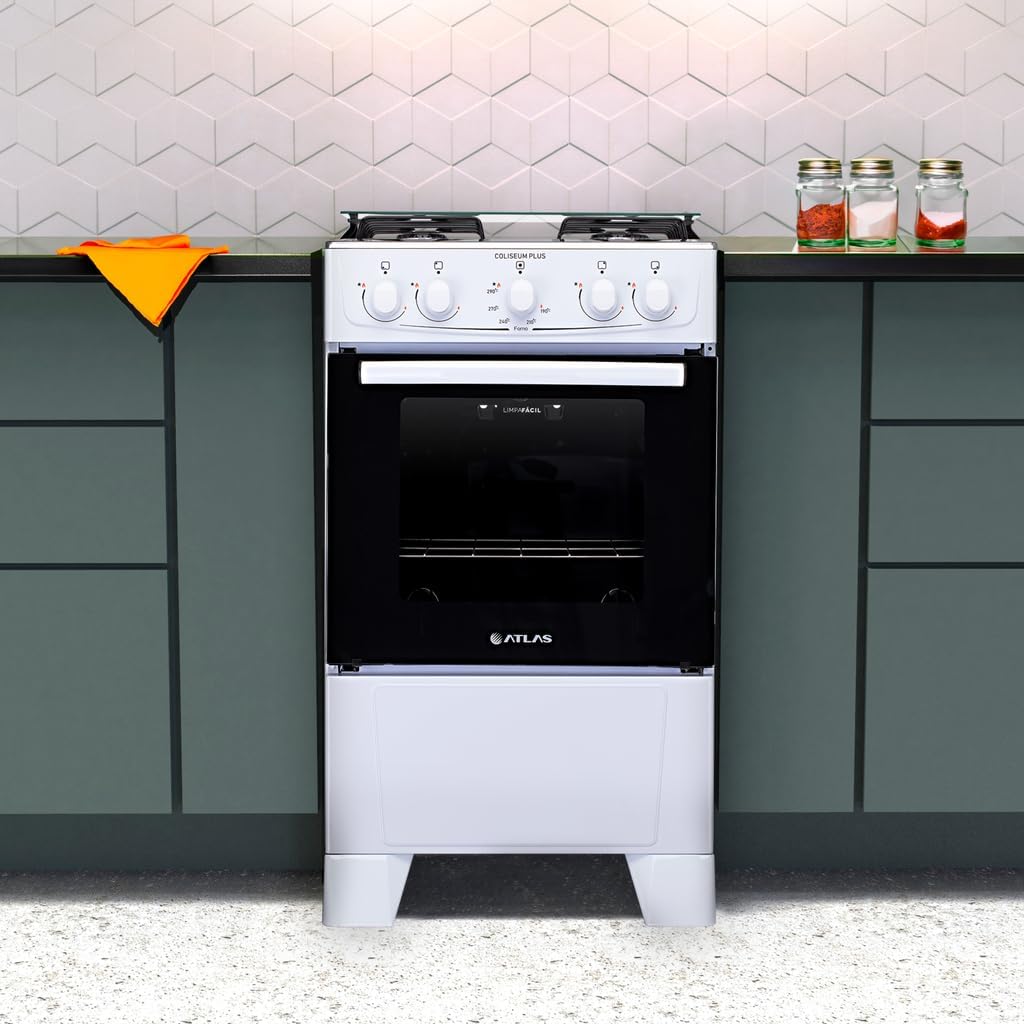 Fogão Atlas Coliseum Plus branco com 4 bocas em cozinha moderna com armários verdes e parede branca