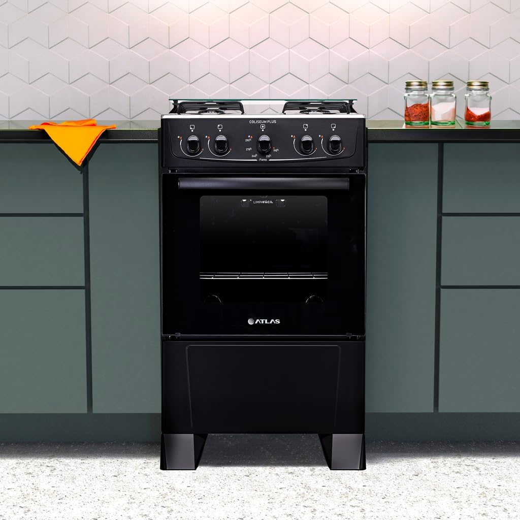 Fogão Atlas 4 bocas preto Coliseum Plus em cozinha moderna com azulejos brancos