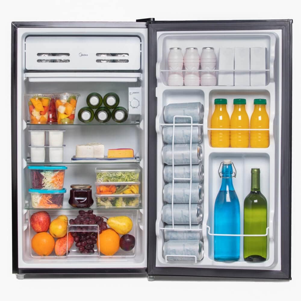 Interior do frigobar Midea preto com alimentos organizados e bebidas