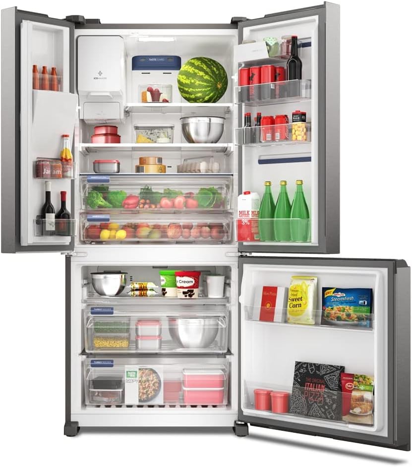 Interior organizado da geladeira Electrolux Multidoor Efficient com alimentos e bebidas em prateleiras e gavetas