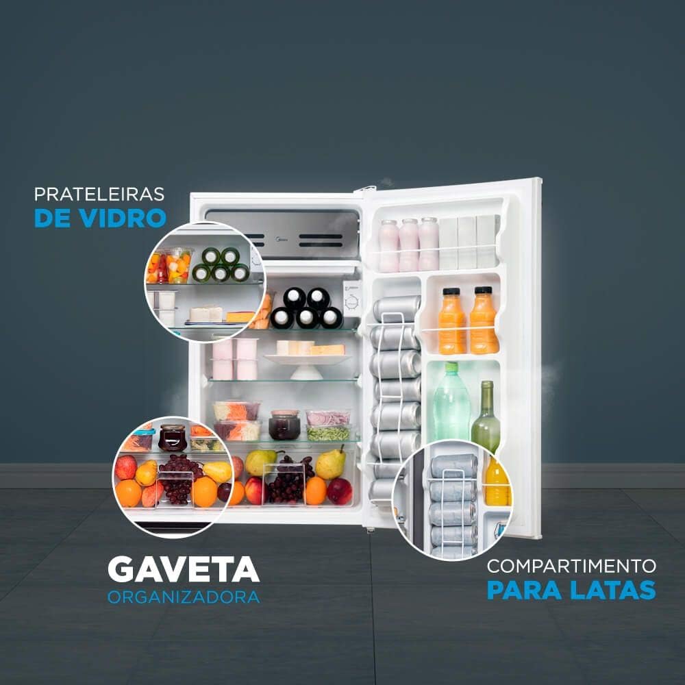 Frigobar Midea aberto com prateleiras de vidro, gaveta organizadora e compartimento para latas