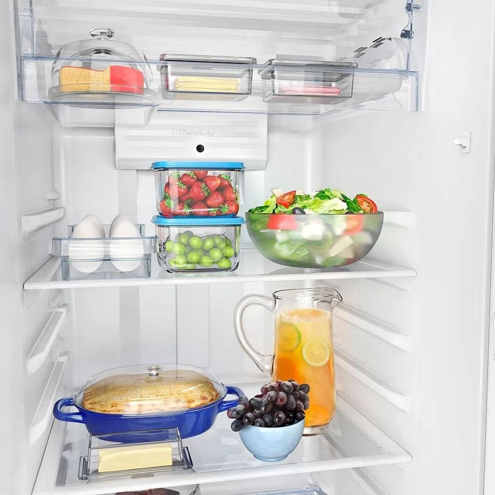 Prateleira interna da geladeira Panasonic A+++ com alimentos variados como ovos, frutas, salada e queijo