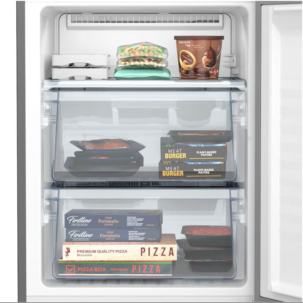 Interior do freezer da geladeira Panasonic BB41 com prateleiras e alimentos embalados