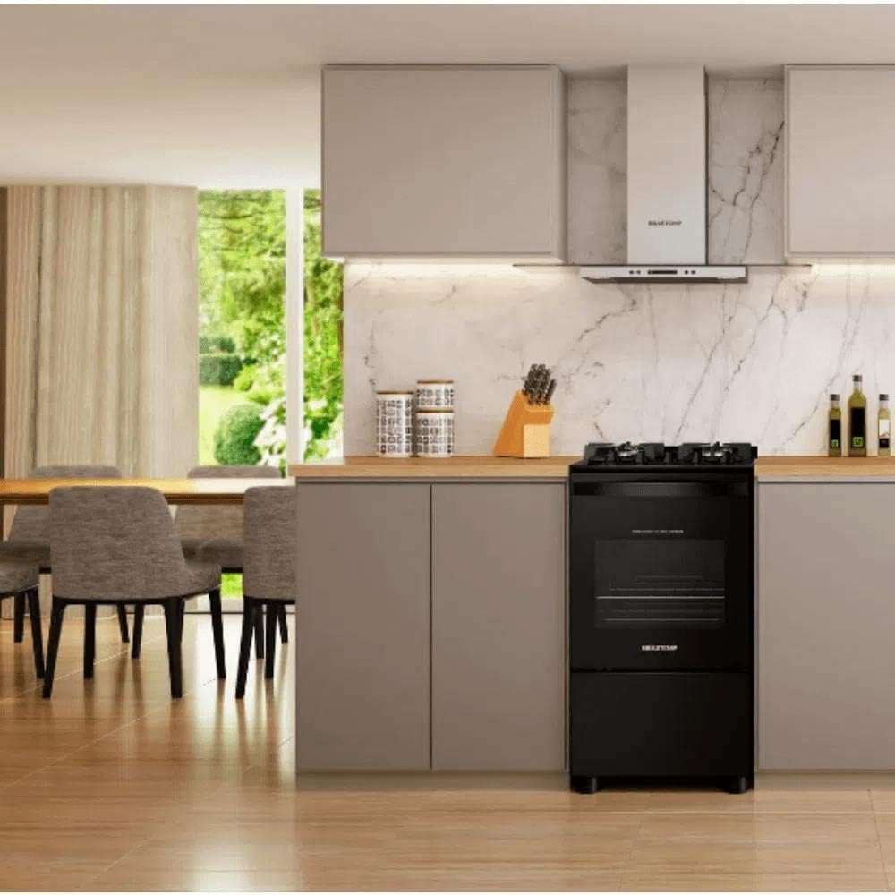 Fogão Brastemp 4 bocas preto em cozinha moderna com armários cinza e bancada de madeira