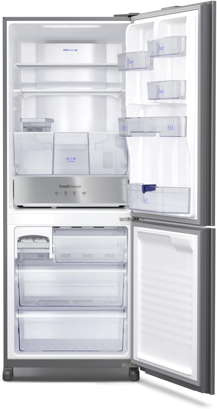 Interior vazio da geladeira Panasonic BB65 Diamond Glass Inverse Frost Free 450L com portas abertas