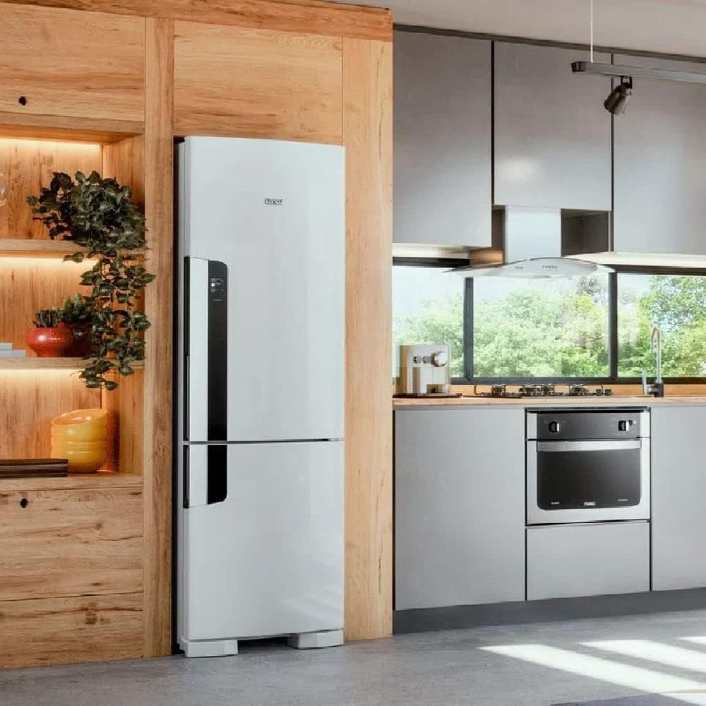 Refrigerador branco Consul 2 portas instalado em cozinha moderna e iluminada