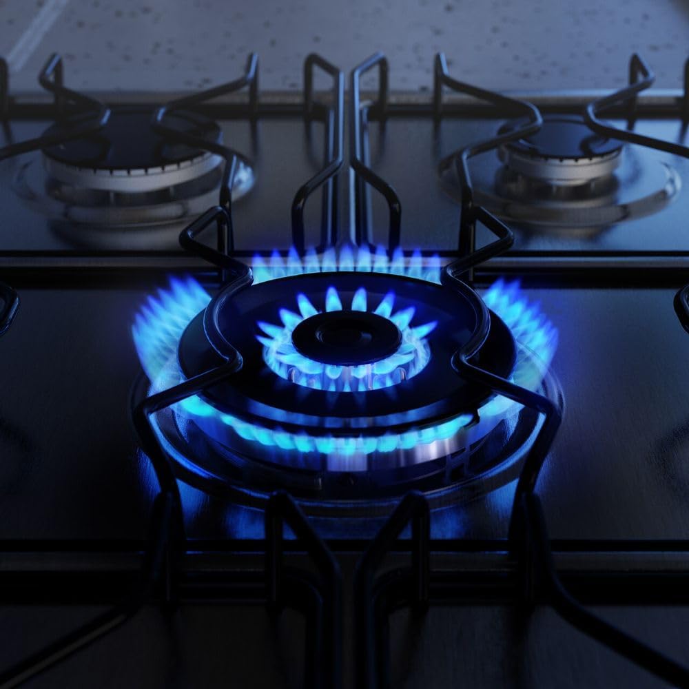Chama azul acesa no queimador de fogão Electrolux 5 bocas em tampo preto.