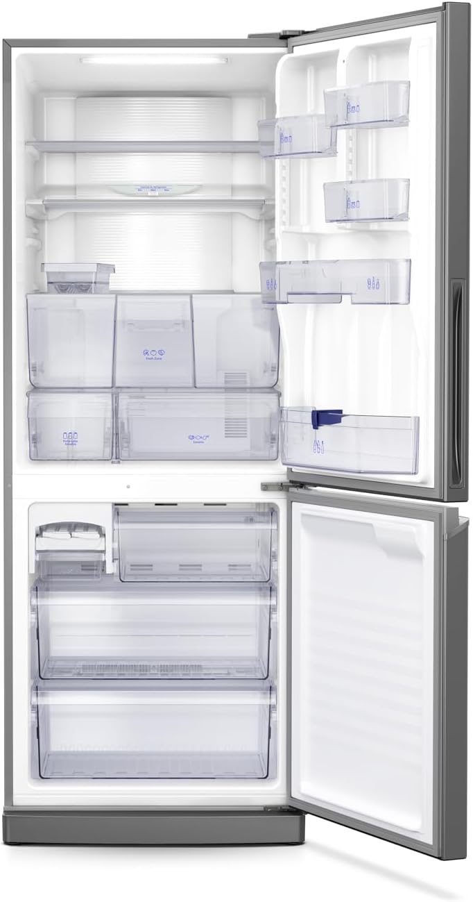 Interior vazio da geladeira Panasonic BB64 aço escovado com prateleiras e gavetas transparentes