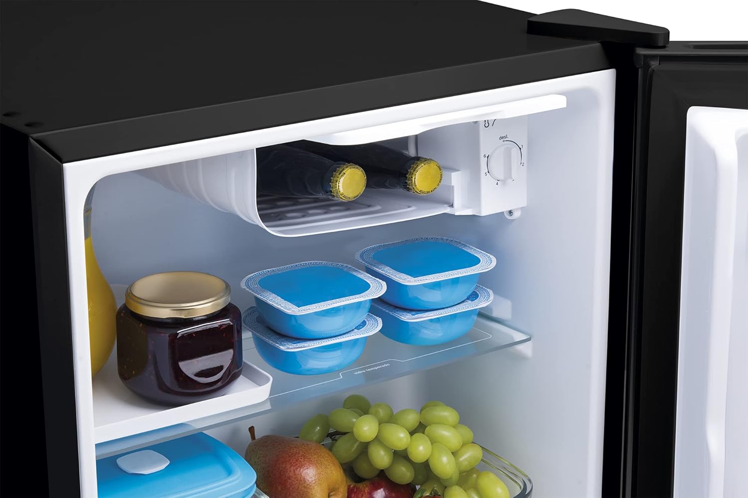 Interior detalhado frigobar Midea 45L com alimentos e prateleiras