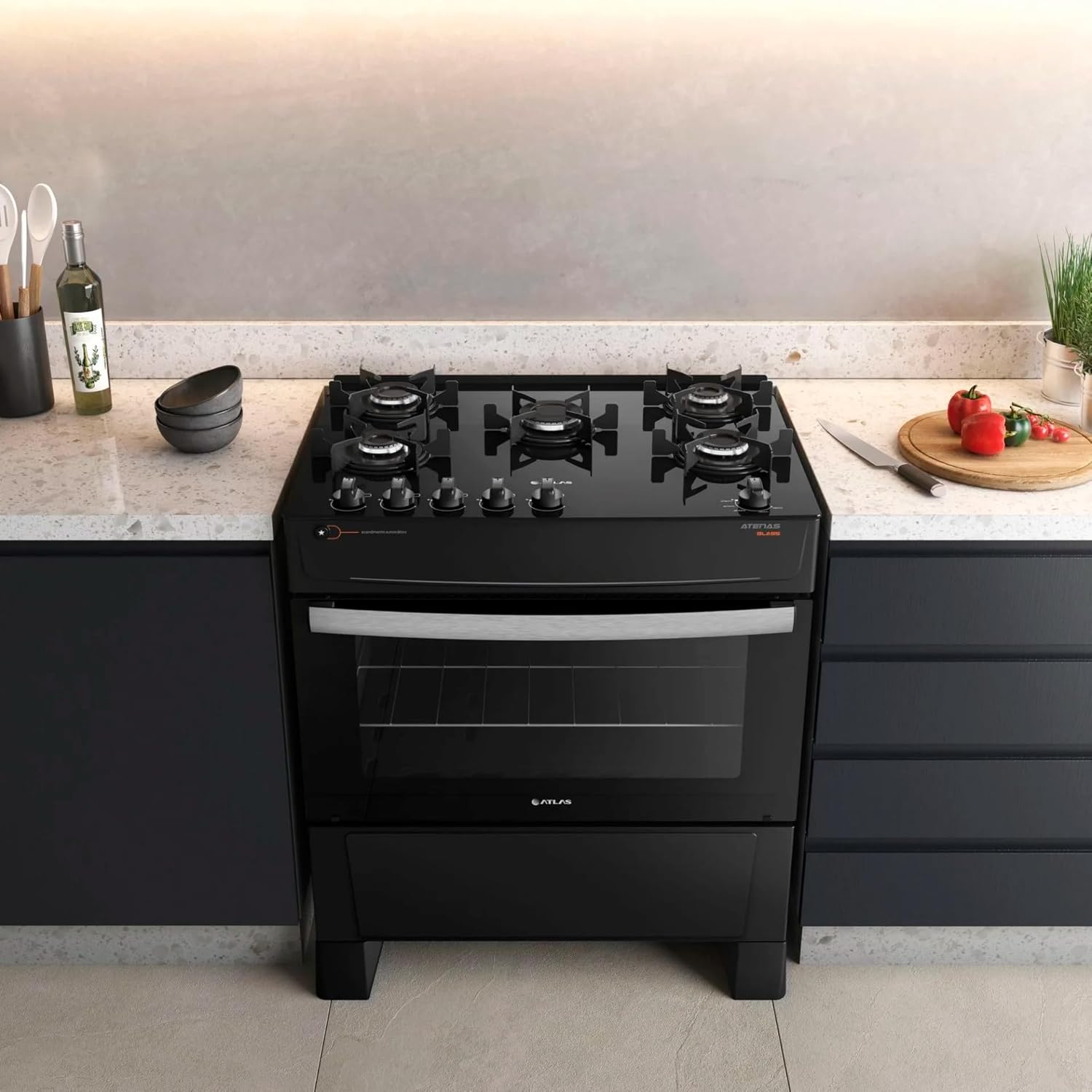 Fogão Atlas Atenas Glass 5 bocas preto na cozinha, instalação embutida com bancada clara