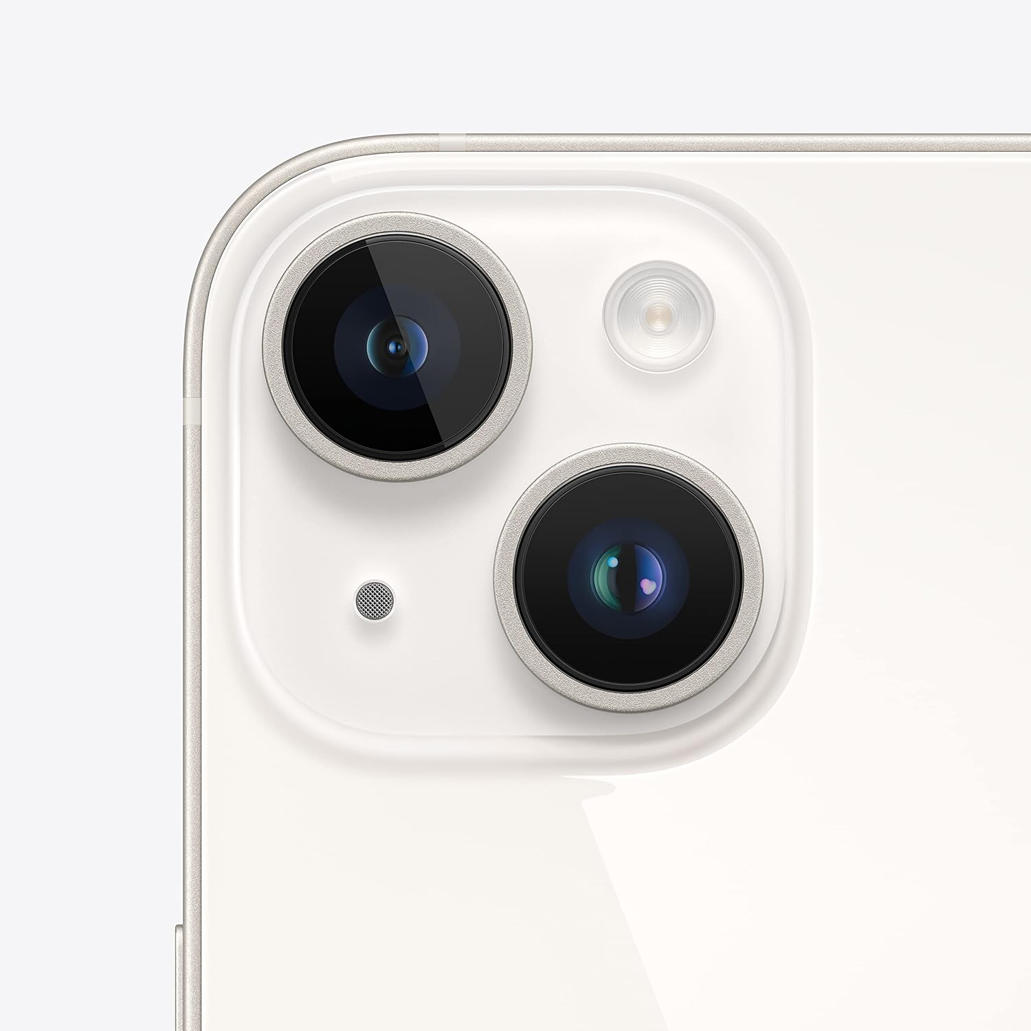 Close nas lentes duplas da câmera traseira do Apple iPhone 14 cor estelar.