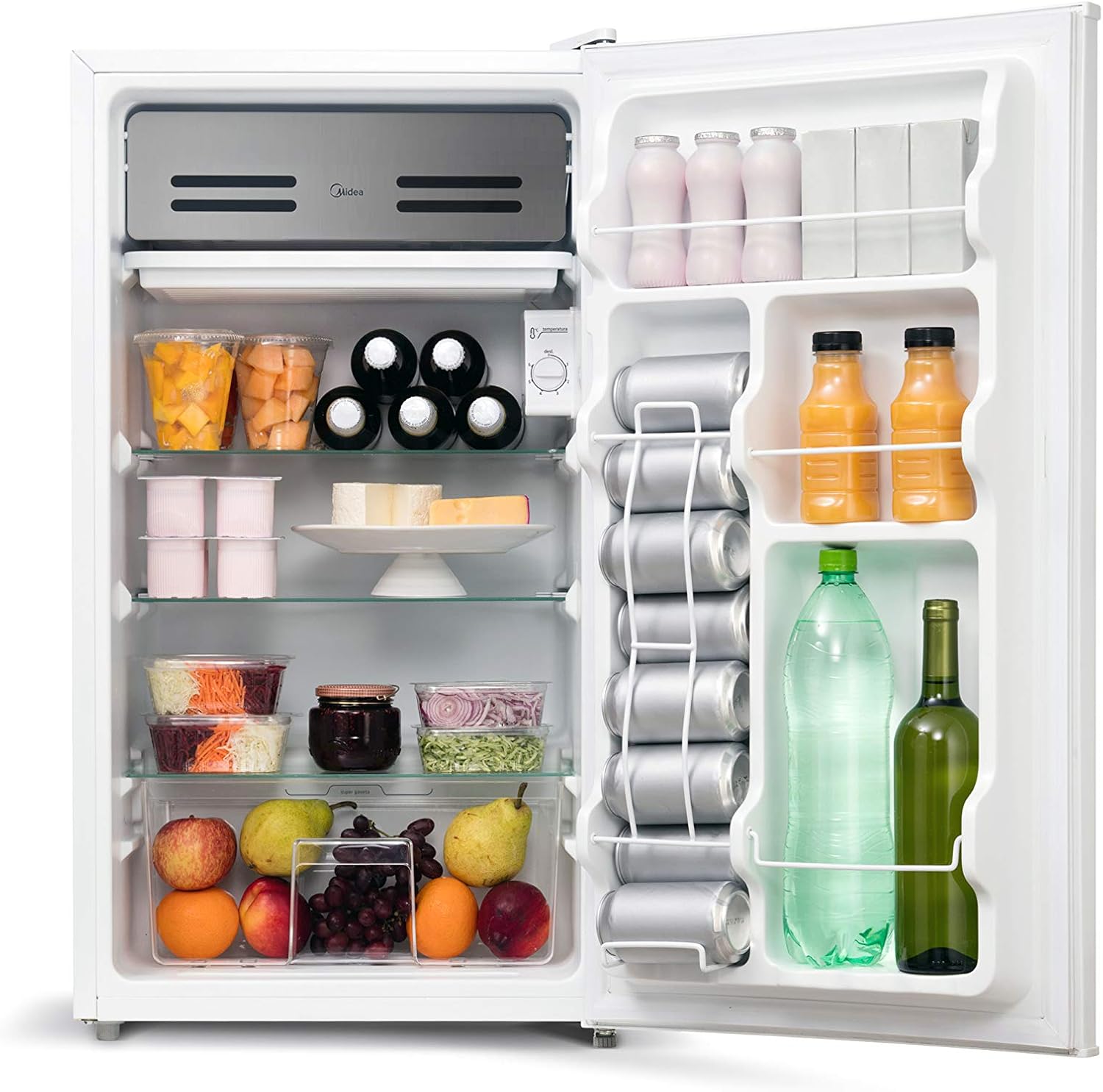 Frigobar branco Midea 93L aberto com bebidas e alimentos nas prateleiras e porta