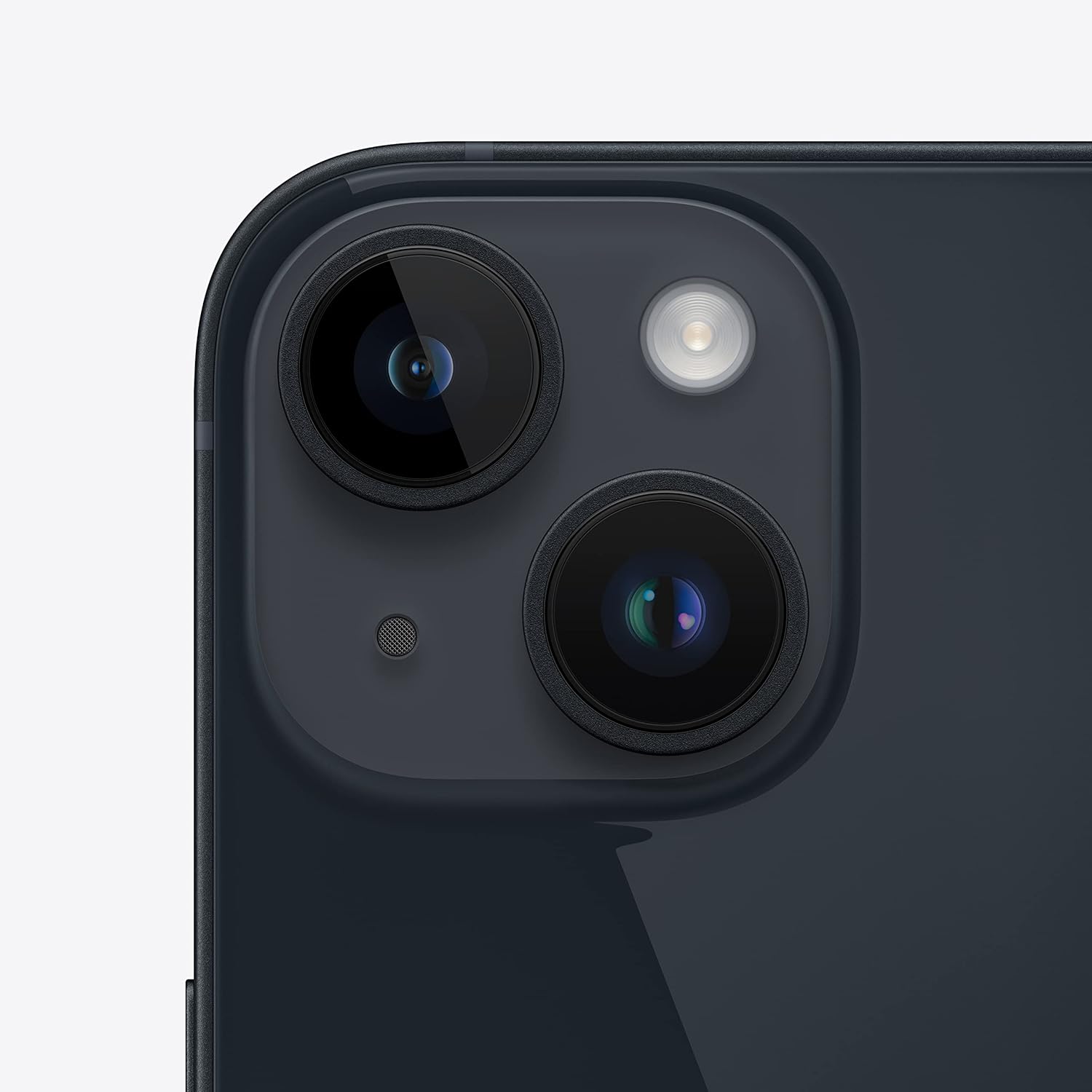 Detalhe das câmeras traseiras do iPhone 14 Plus meia-noite.