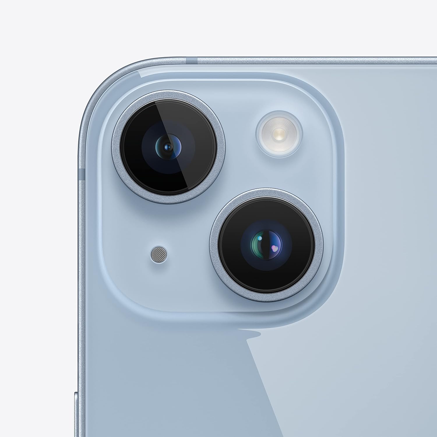 Detalhe das câmeras traseiras duplas do Apple iPhone 14 azul.
