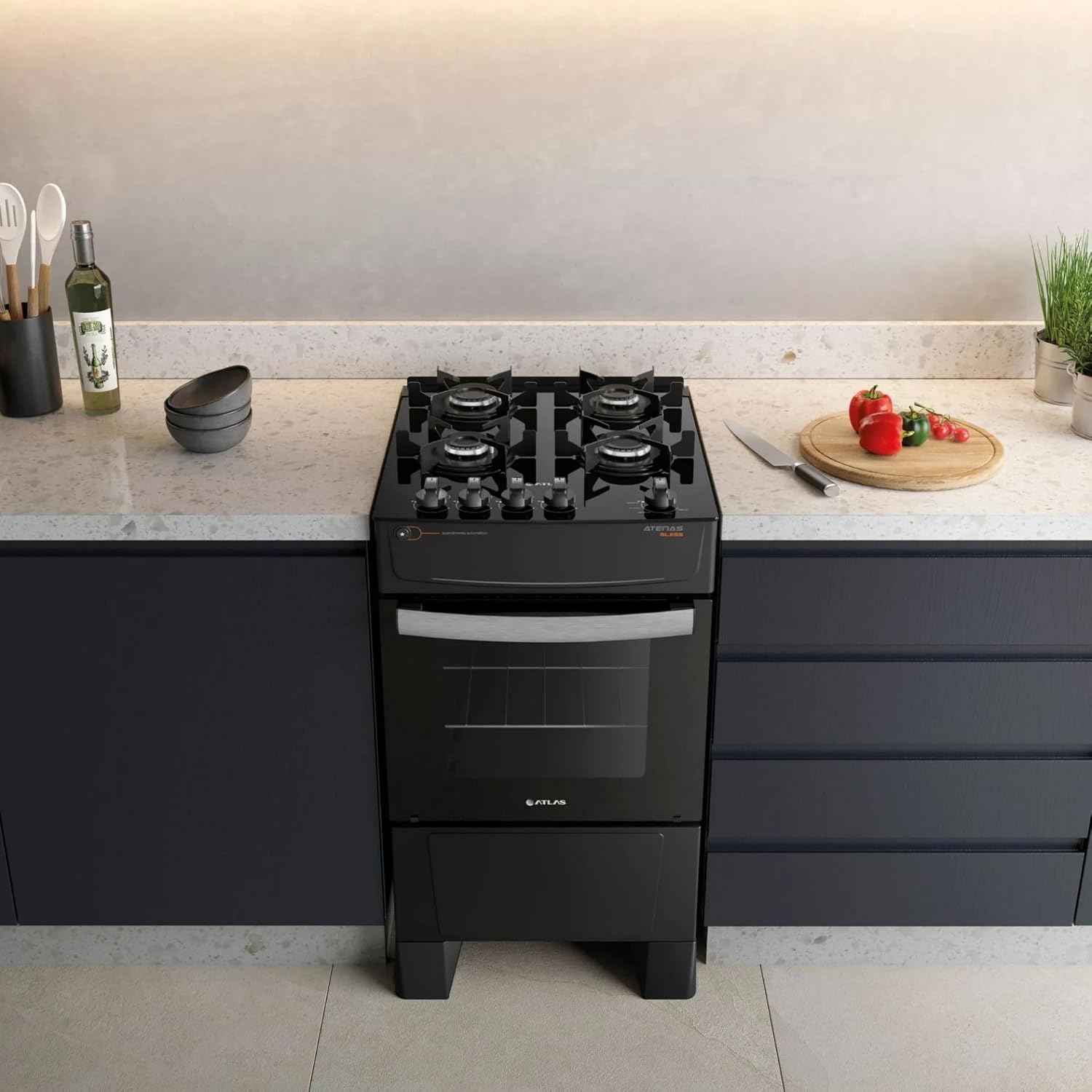 Fogão Atlas 4 bocas preto Atenas Glass instalado em bancada de cozinha moderna