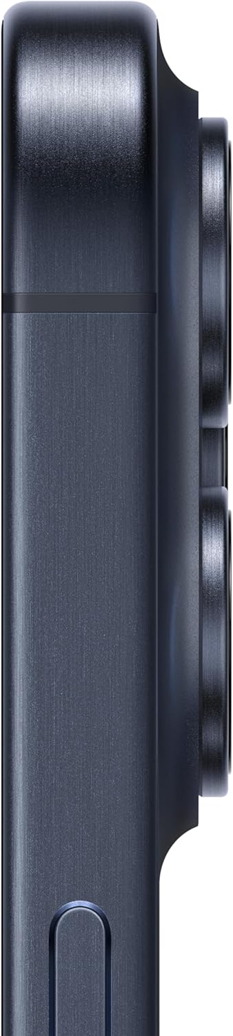 Detalhe lateral do Apple iPhone 15 Pro cor Titânio Azul com botão e textura em titânio.