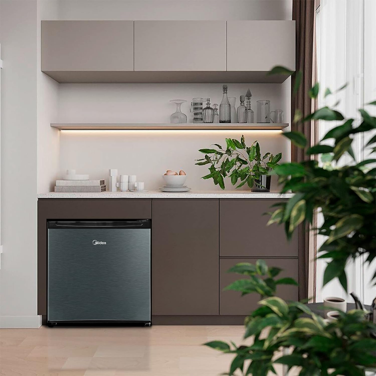 Frigobar Midea 45L inox em cozinha moderna embutido ambiente