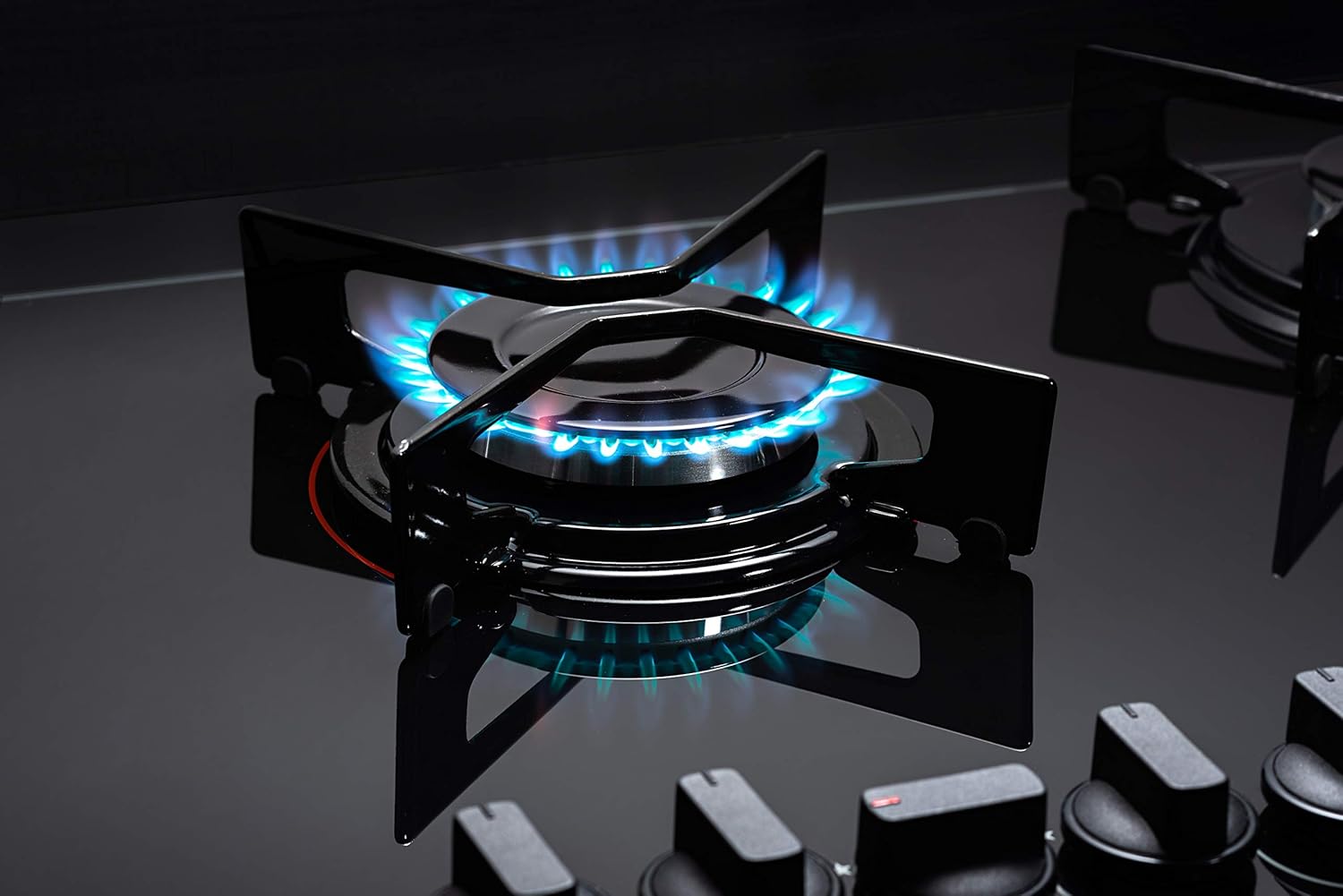 Queimador aceso cooktop Fischer vidro preto com fogo azul