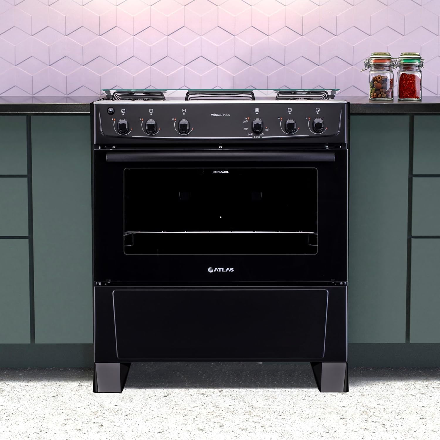 Fogão Atlas Mônaco Plus preto 5 bocas instalado em cozinha com painel roxo