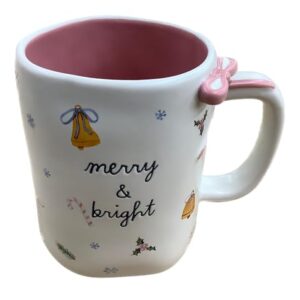 Caneca de café de Natal Rae Dunn, Merry & Bright - Bells Allover & Pink Bow Accent