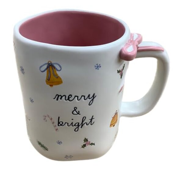 Caneca de café de Natal Rae Dunn, Merry & Bright - Bells Allover & Pink Bow Accent