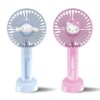 Hello Kitty Pacote com 2 ventoinhas portáteis com suporte de mesa – configurações de várias velocidades, bateria recarregável, design portátil e compacto – ideal para uso doméstico, escritório e ao ar