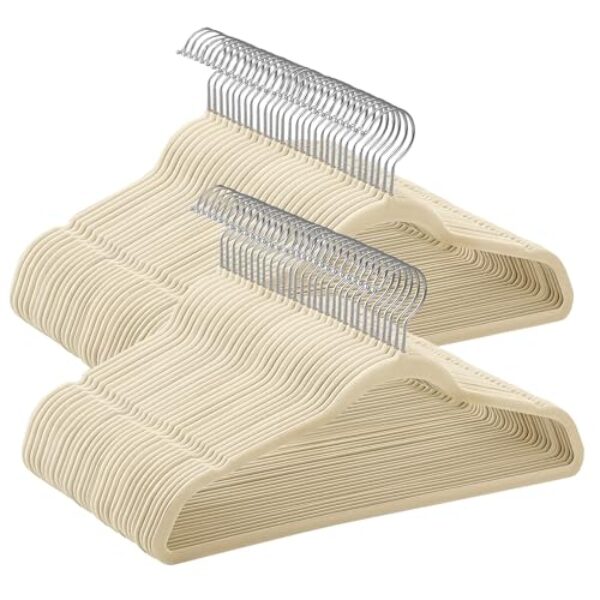 SONGMICS Cabides de veludo, pacote com 60, cabides antiderrapantes com ganchos giratórios prateados, economia de espaço fino para armário, resistente, areia de verão UCRF036LF02S