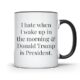 CREWSCREATIONS Caneca de café I Hate When I Wake Up In The Morning and Donald Trump is President | Alça e aro pretos de 325 ml | CCDT100